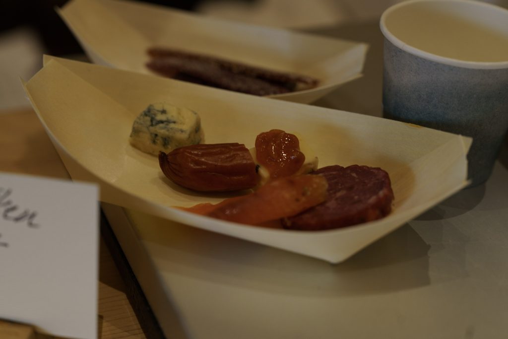 Papperstallrik med smakprover av lokal mat