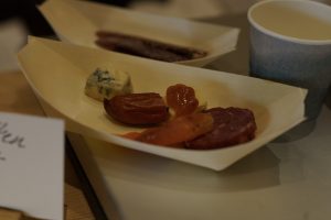 Papperstallrik med smakprover av lokal mat